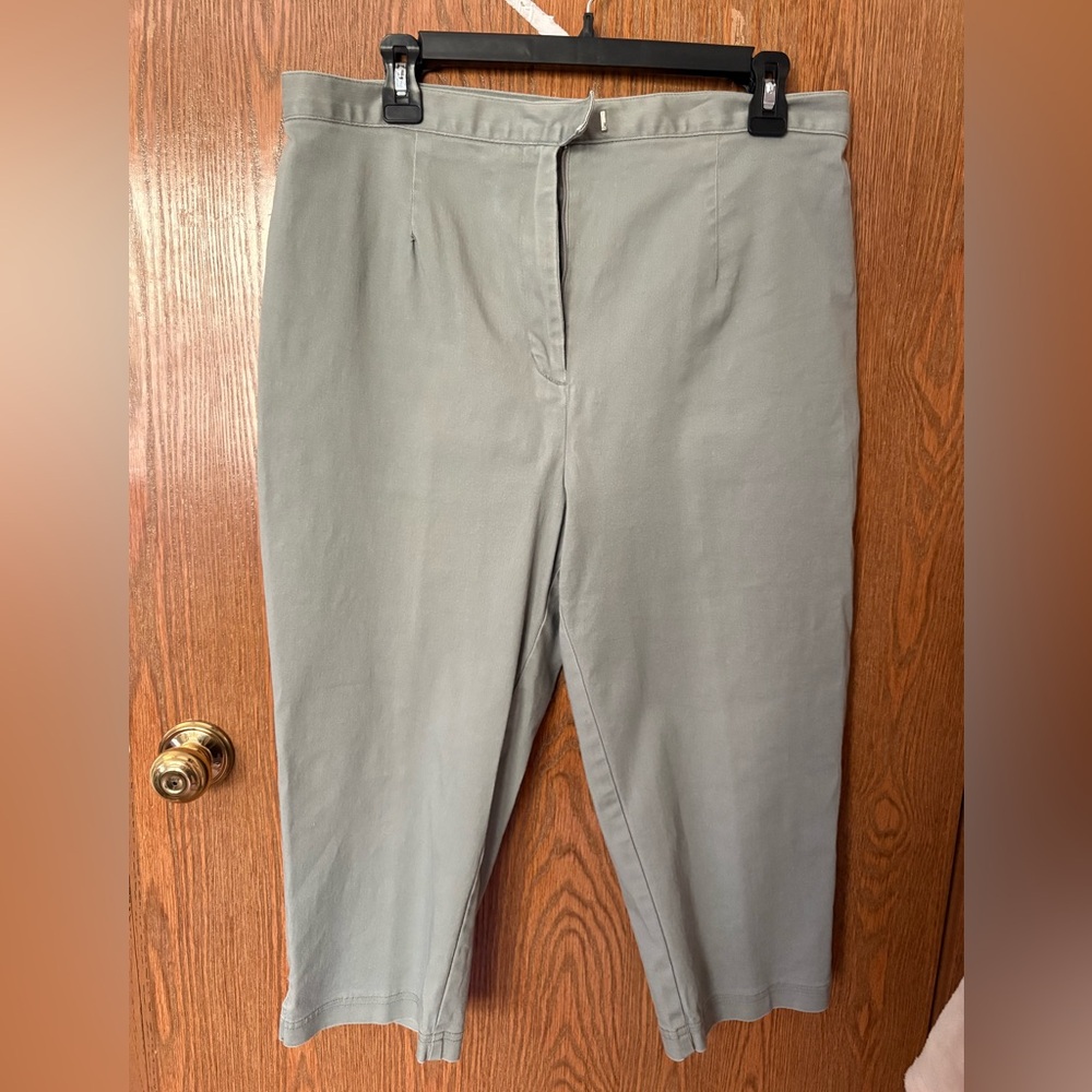 Women's Classic Green Capris